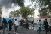 Estallan disturbios en Irak tras renuncia de clérigo chiíta; decretan toque de queda