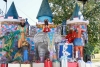Niñas y niños acuden a la Alameda de Toluca para tomarse la foto con los Reyes Magos