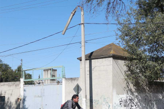 Poste fracturado, otro efecto del cableado urbano
