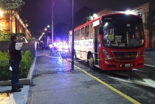 Autobús atropella a peatón junto al Cosmovitral