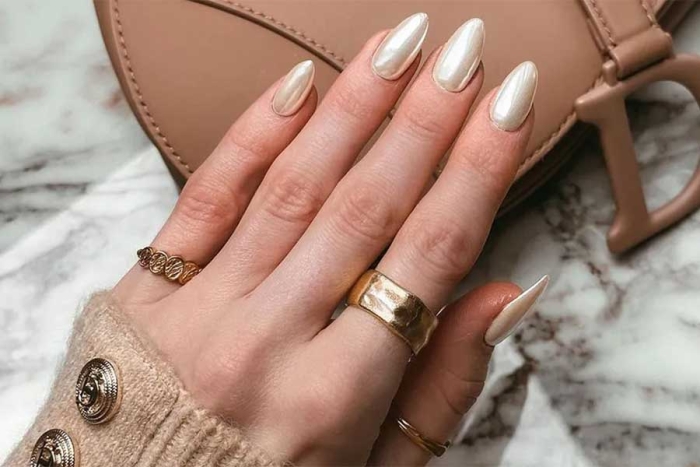 Uñas vanilla chrome: la tendencia minimalista más brillante de la temporada