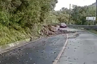 Aunque las lluvias han disminuido, la tierra reblandecida en las zonas altas sigue provocando deslaves