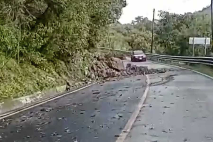 Aunque las lluvias han disminuido, la tierra reblandecida en las zonas altas sigue provocando deslaves