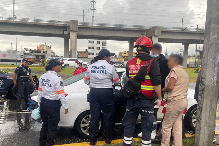 La policía estatal Maricruz Bernal Martínez atendió a la joven, recibiendo a una niña sana y salva.