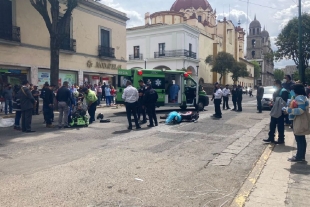 Accidente de motociclista en centro de Toluca, provoca movilización de paramédicos