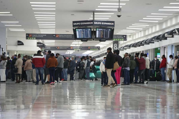 AMLO anuncia recorte de vuelos en el AICM: Está saturado, afirma