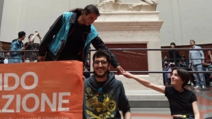 Activistas se encadenan al “David” de Miguel Ángel
