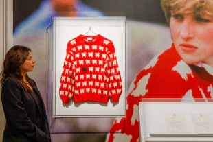 Subastan el icónico suéter de Lady Di con una oveja negra por más de 1 millón de dólares