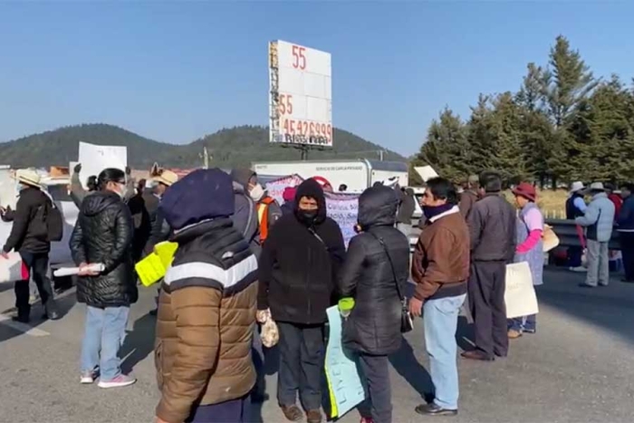 Comuneros de Huixquilucan bloquean la carretera México-Toluca