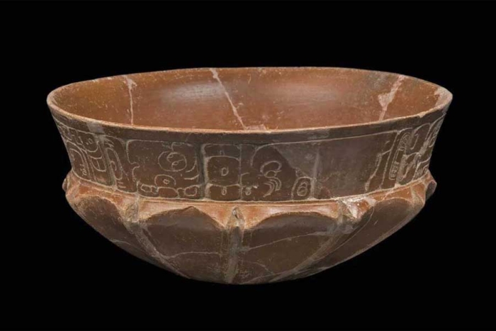 Arqueólogas descifran jeroglíficos de vasija hallada en ruta del Tren Maya