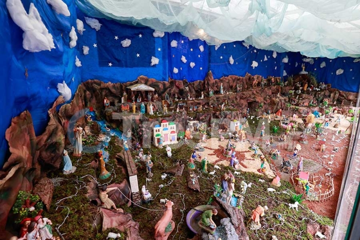 Familia exhibe tradicional nacimiento en Metepec