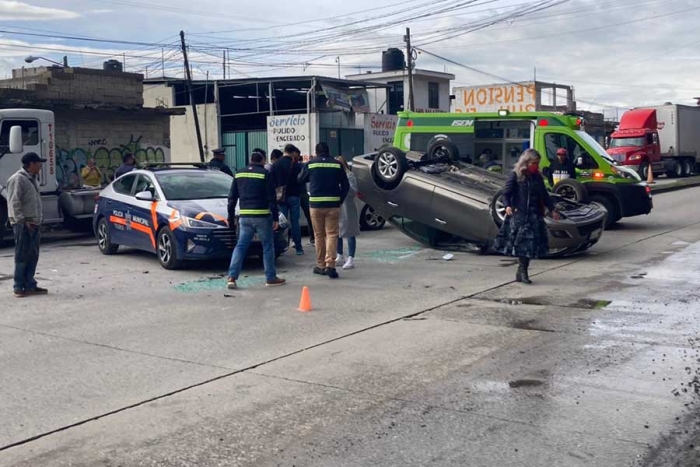 Aparatoso accidente provoca el cierre de la Avenida Cuauhtémoc en Totoltepec