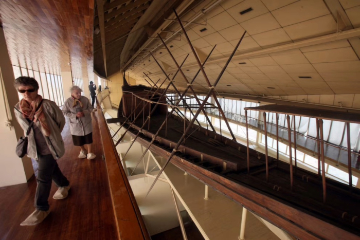 Localizado cerca de las antiguas Pirámides de Guiza, a las afueras de El Cairo