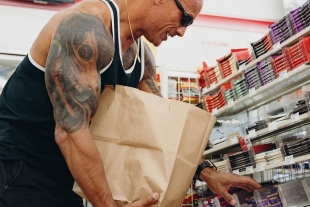 &quot;The Rock&quot; compra todos los chocolates de una tienda para compensar los que robaba cuando era niño