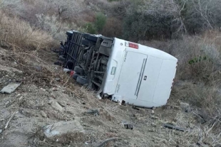 Camión con equipo de futbol infantil cae a un barranco en Guadalajara; hay un muerto