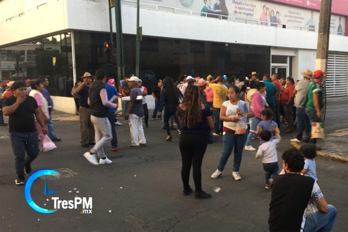 Se manifiestan trabajadores de ferias en el centro de Toluca