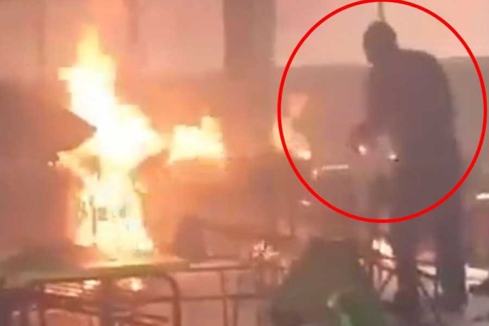 Este hombre fue detenido por votantes en el lugar de los hechos