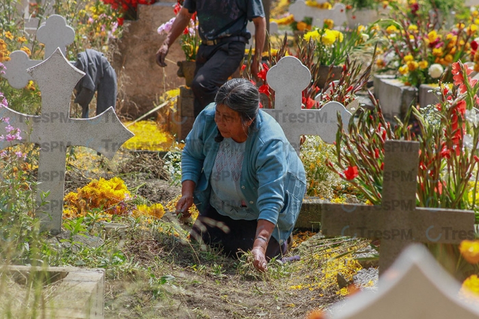 Copal y cempasúchil comienzan a iluminar el día de San Miguel