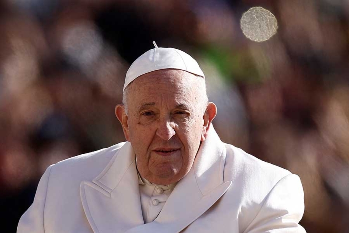 Operarán de urgencia al papa Francisco por obstrucción intestinal