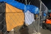 Colocan valla metálica alrededor de un campamento de migrantes, en Tijuana