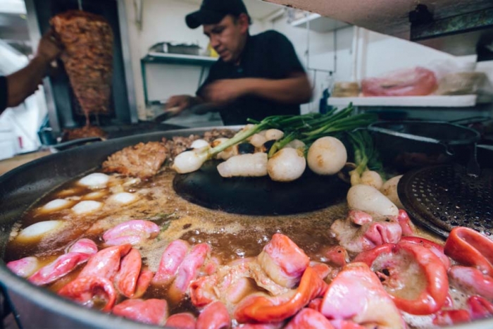 Encuentran bacterias súper resistentes en comida callejera de Toluca