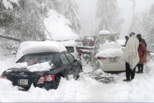 Mueren por nevada 22 turistas tras quedar atrapados en carros