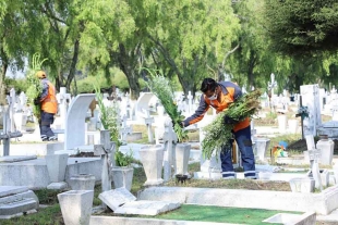 Embellecen tumbas para honrar la memoria de las madres en Toluca