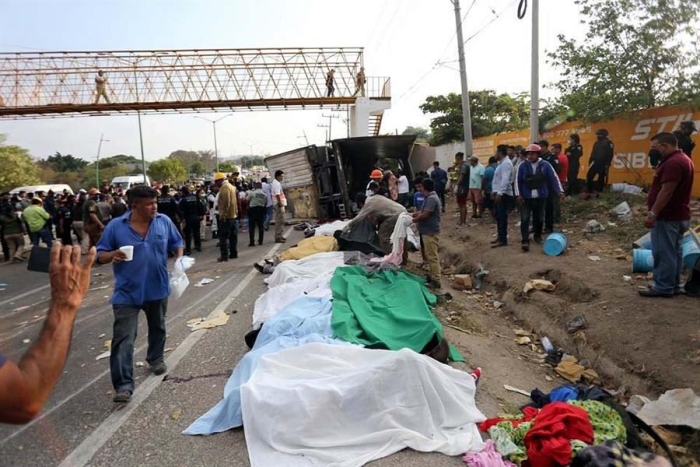 Volcadura de autobús deja 49 migrantes muertos