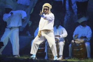 Bad Bunny marca un hito en la historia de este evento al convertirse en el primer artista latino en actuar en solitario en un espectáculo del Super Bowl