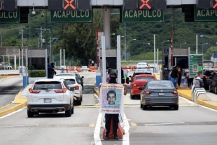 Padres de los 43 de Ayotzinapa toman casetas en la México-Acapulco