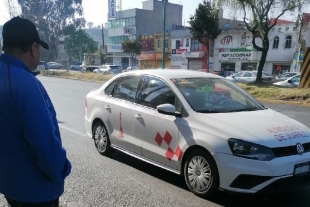 La diferencia entre el camión del transporte público y los taxis colectivos va desde los dos a los tres pesos