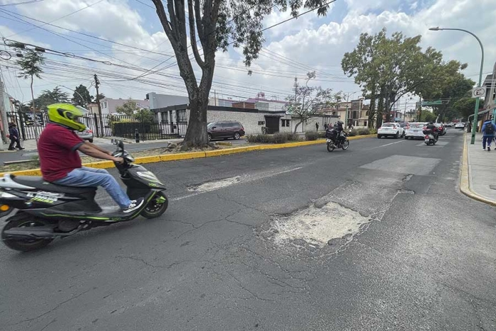 Llena de baches luce Av. Carranza en Toluca