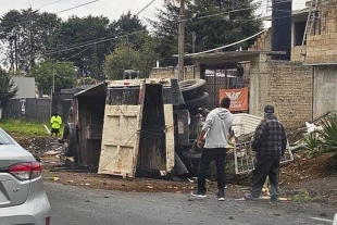 al parecer la unidad pesada se quedo sin frenos lo que provocó que a su paso impactará varios autos involucrados. 