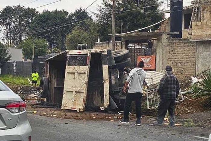 al parecer la unidad pesada se quedo sin frenos lo que provocó que a su paso impactará varios autos involucrados. 