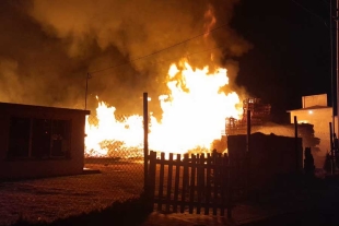 Se incendia maderería en San Pablo Autopan