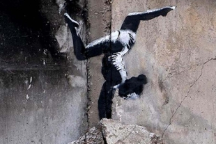 Bansky reaparece y pinta un graffiti de gimnasta en edificio bombardeado de Ucrania