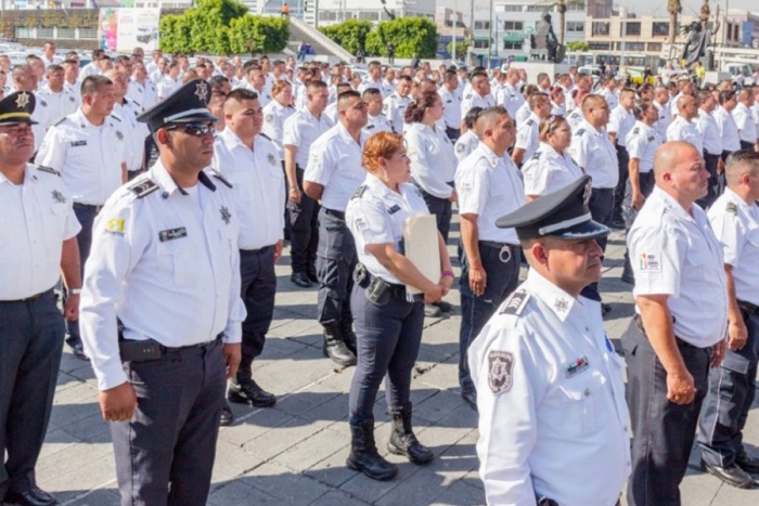 Mejoran salarios de policías en Neza