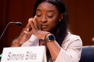 Culpa Simone Biles al sistema por permitir abusos de Larry Nassar