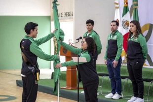 En el Gimnasio Universitario “Lic. Adolfo López Mateos”, la rectora entregó el lábaro institucional a las y los deportistas, como símbolo de unidad e identidad universitaria.