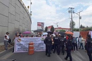 Se manifiestan médicos y trabajadores de salud en Toluca; exigen insumos
