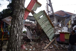 Suman 268 muertos tras sismo en Indonesia mientras sigue búsqueda de supervivientes
