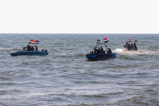 Rebeldes hutíes de Yemen bombardean embarcaciones en el mar Rojo