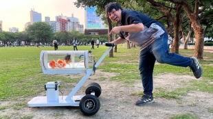 ¡Increíble! Youtuber crea carriola especial para pasear a sus peces