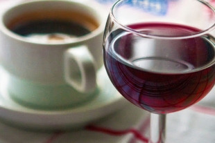 ¿Cuáles son los beneficios de mezclar café con un poco de vino?