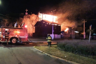 Se quema estructura de madera en el parque Libanés