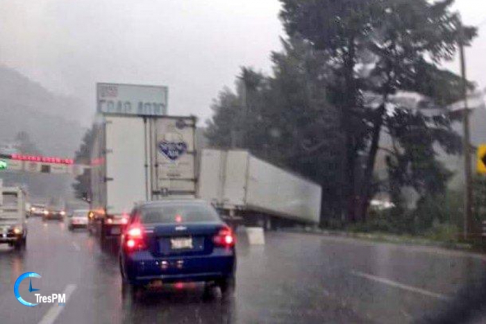 Dos lesionados por accidente de trailer en la México-Toluca