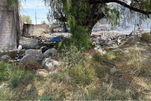 El predio donde se ubicaba el taller clandestino, ubicado sobre la Avenida de los Parajes, tiene una superficie de aproximadamente 70 por 70 metros