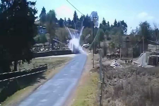 Al lugar arribaron elementos de seguridad y paramédicos, quienes brindaron atención médica al conductor.