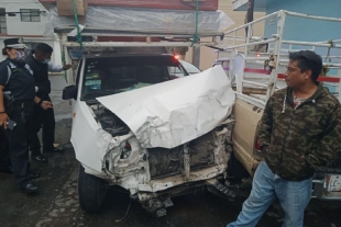 Conductor ebrio choca contra autobús, intenta huir y se lleva varios carros