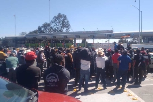 Durante la manifestación los inconformes solicitaron se le retire la concesión a la empresa de dicha caseta para que permanezca el libre peaje,